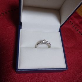 【GALA JEWELRY(ガラジュエリー)の口コミ】 婚約指輪はメレタイプと決めていたので、いくつかリング台を見せていただ…