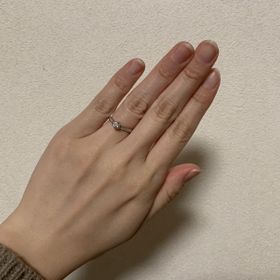 【銀座ダイヤモンドシライシの口コミ】 シンプルなものより華やかなデザインのリングが好みだった為、こちらのリ…