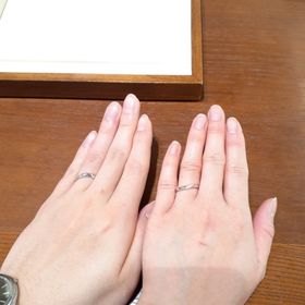 【TRECENTI(トレセンテ)の口コミ】 ウェーブのラインメレの指輪を試着しました。5石のダイヤがついていて、全…