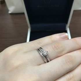 【HOSHI no SUNA 星の砂(ほしのすな)の口コミ】 婚約指輪と結婚指輪にウェーブが入っていて、重ねてつけた時に綺麗に見え…