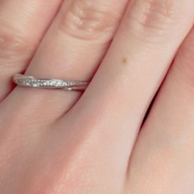 【エクセルコダイヤモンド(EXELCO DIAMOND)の口コミ】 ダイヤモンドの輝きが素晴らしかったことが一番の決め手でした。
リングの…