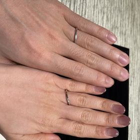 【TRECENTI(トレセンテ)の口コミ】 手に馴染みが良く石の入ったウェーブの指輪を探していました。女性は、斜…