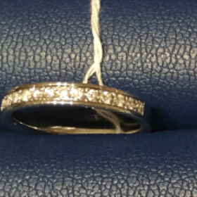 【銀座ダイヤモンドシライシの口コミ】 レール留めのハーフエタニティです。他ブランドでも同様のデザインを試着…