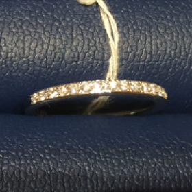 【銀座ダイヤモンドシライシの口コミ】 他のリングよりも細身のデザインで、指が細くて華奢な方に似合うかと思い…