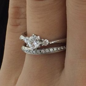 【4℃ BRIDAL(ヨンドシーブライダル)の口コミ】 とにかくダイヤが贅沢で良かったです。
指輪もセットを前提に作っているの…