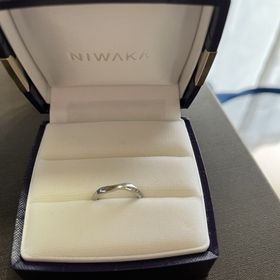 【俄(にわか)の口コミ】 ダイヤが左右に入っているので、婚約指輪と重ね付けすると一面にダイヤが…