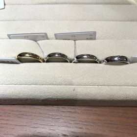 【TRECENTI(トレセンテ)の口コミ】 ストレートの石なしデザインで、とてもつけ心地がよく指に馴染む感じがと…