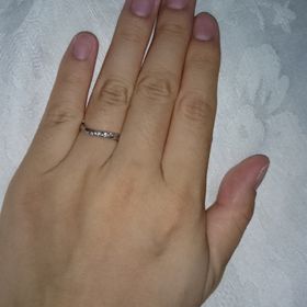 【STAR JEWELRY(スタージュエリー)の口コミ】 ずっと昔から細身の物が欲しかった。
カーブしているため指が細く見えるこ…