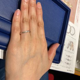 【銀座ダイヤモンドシライシの口コミ】 とにかく指輪のデザインが気に入りました。小さなダイヤモンドがまんべん…