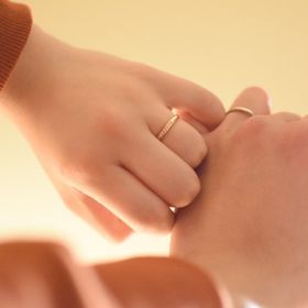 【4℃ BRIDAL(ヨンドシーブライダル)の口コミ】 低価格なのに高級感のある指輪。シンプルなのに指元がすごく華やかになる…