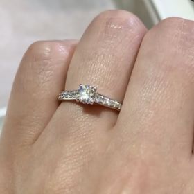 【ヴァン クリーフ＆アーペル(Van Cleef & Arpels)の口コミ】 ロマンスソリティアは真ん中のダイヤと周りにもダイヤが散りばめられてお…