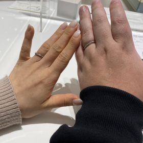 【4℃ BRIDAL(ヨンドシーブライダル)の口コミ】 婚約指輪との重ね付けしたときにとてもキレイだったこと。
ウェーブデザイ…