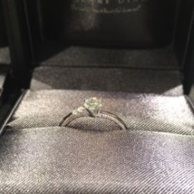 【ラザール ダイヤモンド(LAZARE DIAMOND)の口コミ】 とにかくきれいです。結婚指輪とセットでつけられるものを探していたので…