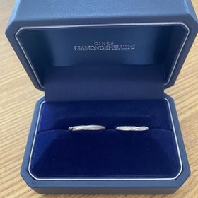 【銀座ダイヤモンドシライシの口コミ】 婚約指輪とセットで着けても違和感ないようなデザインを探していました。…