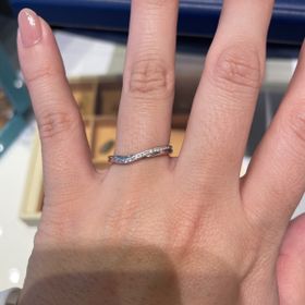 【銀座ダイヤモンドシライシの口コミ】 結婚指輪を探して来店しました。
S字カーブまたはVラインの商品でメレダイ…