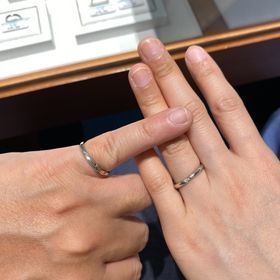 【銀座ダイヤモンドシライシの口コミ】 デザインはすごく綺麗で良かったです。物の良さは感じました。旦那の方も…