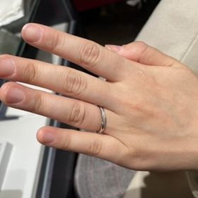 【銀座ダイヤモンドシライシの口コミ】 流れるような流線形で、右肩上がりになっています。
ダイヤモンドがどの角…