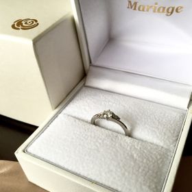 【Mariage ent(マリアージュエント)の口コミ】 緩やかなカーブで上品なデザインのものを探していました。サイドストーン…