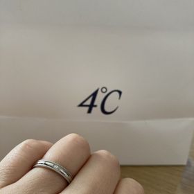 【4℃ BRIDAL(ヨンドシーブライダル)の口コミ】 指輪のデザインはストレートラインのミルです。
ミルはシンプルかつ個性的…