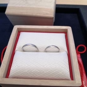 【TOMOE(トモエ)の口コミ】 目立ちすぎず飽きのこないデザインであり、これから先ずっと身に付けてい…