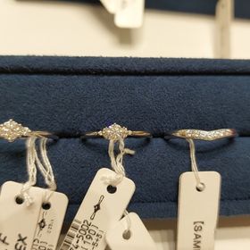 【4℃ BRIDAL(ヨンドシーブライダル)の口コミ】 婚約指輪は王道の一石タイプのものからアシンメトリーなものなど、わたし…