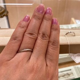 【Mariage ent(マリアージュエント)の口コミ】 緩やかなウェーブにメレダイヤが指の幅いっぱいについているデザインです…