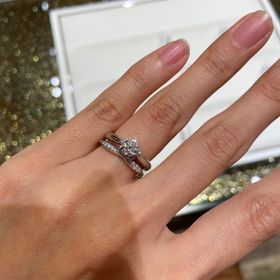 【シャネル(CHANEL)の口コミ】 カメリアのお花の形が可愛すぎたのと、他のブランドには無いデザインに魅…