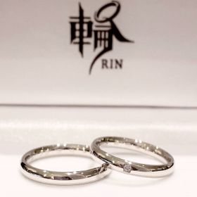 【輪-RIN-の口コミ】 スッと指にはまる滑らかさに惹かれました。
シンプルで光沢があり、指輪探…
