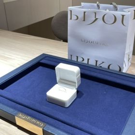 【Princess Bijou(プリンセス・ビジュー)の口コミ】 店員さんがつけていて気になりつけさせてもらったら、彼女が重ね付けする…