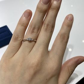 【4℃ BRIDAL(ヨンドシーブライダル)の口コミ】 ウェーブタイプの指輪で、ダイヤが３つ並んでいるデザインが可愛らしくて…