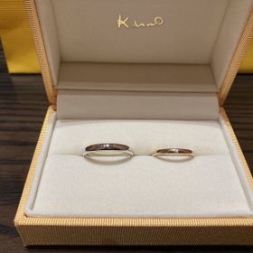 【ケイウノ ブライダル(K.UNO BRIDAL)の口コミ】 2人ともシンプルなデザインが良かったので、長く着けられるよう無駄なとこ…