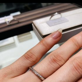 【アイプリモ(I-PRIMO)の口コミ】 指輪のデザインは、0.08ctのダイヤが斜めに
散りばめられ、キラキラした印…