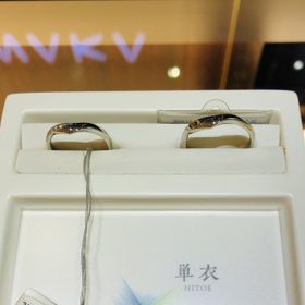 【俄(にわか)の口コミ】 着物の襟もとに見立ててデザインされたところが気に入りました。程よい太…