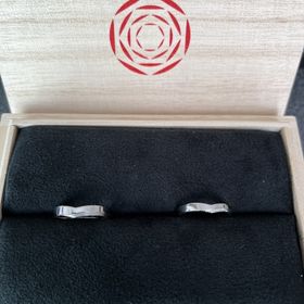 【出雲結(いずもゆい)の口コミ】 デザインは2人共すぐにとても気に入りました。女性用はキラキラしつつもさ…