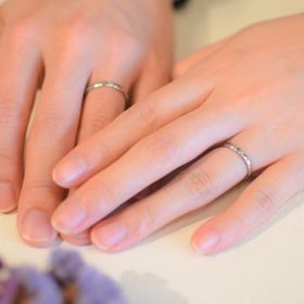 【atelier CraM(アトリエ クラム)の口コミ】 1番の決め手は鎚目模様のデザインです。ランダムな多面に光が反射しより輝…