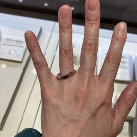 【俄(にわか)の口コミ】 リング自体は鏡のように美しく映る静かな水面を、ダイヤは水面に輝く一筋…