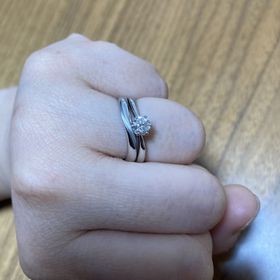 【4℃ BRIDAL(ヨンドシーブライダル)の口コミ】 手が小さく指も短いので、繊細でシンプルかつかわいらしいデザインのもの…