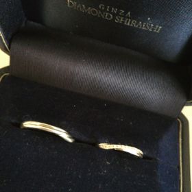 【銀座ダイヤモンドシライシの口コミ】 二人とも同じデザインを気に入りました。
店員さんによると二人とも同じも…