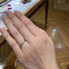 【TRECENTI(トレセンテ)の口コミ】 ナナメのラインにダイヤモンドが散りばめられていて、すごくキレイなデザ…