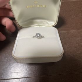 【MACHERIE(マシェリ)の口コミ】 彼女が好きなデザインを事前に調査しました。
色々下見をしたなかで、デザ…