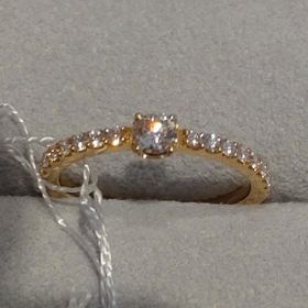 【STAR JEWELRY(スタージュエリー)の口コミ】 幅が細いので指が華奢に見える。真ん中の大きめのダイヤと取り囲むハーフ…