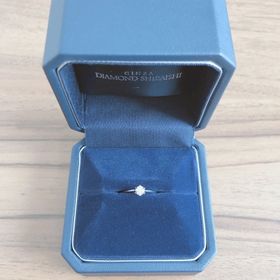 【銀座ダイヤモンドシライシの口コミ】 実際に指輪を試着してみて一目惚れしました。
たくさんの指輪を試着させて…