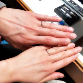【銀座ダイヤモンドシライシの口コミ】 結婚指輪は仕事中以外は普段使いする予定なので、初めはダイヤモンドなし…