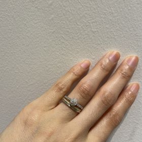 【PORTADA(ポルターダ)の口コミ】 色の切り替えがあり、一本でも存在感があり、婚約指輪とつけても、ダイヤ…