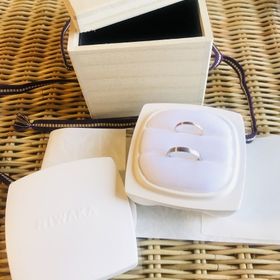 【俄(にわか)の口コミ】 普段からシンプルなデザインのものが好きなので、結婚指輪もなるべく飾り…