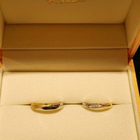【ケイウノ ブライダル(K.UNO BRIDAL)の口コミ】 デザインで一目惚れでした。2色あるので、向きを変えれば「銀/金」「金」…