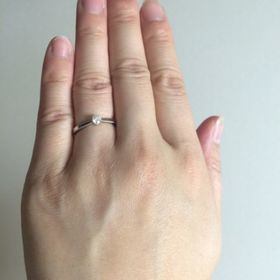 【MAHARAJA DIAMOND(マハラジャダイヤモンド)の口コミ】 ミル打ちで細い華奢なプラチナリングに、カットのきれいなダイヤがシンプ…