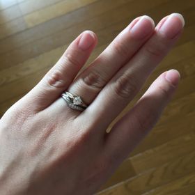 【LAPAGE(ラパージュ)の口コミ】 婚約指輪は、立て爪の指輪のイメージがありましたが
実際に見るとシンプル…