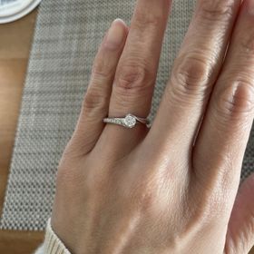 【俄(にわか)の口コミ】 暁の指輪の意味合いが、私たちの結婚にピッタリだったのと、突起物のない…