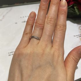 【ラザール ダイヤモンド(LAZARE DIAMOND)の口コミ】 指輪のデザインを迷っておりましたが、こちらの指輪は、正面にするとウエ…